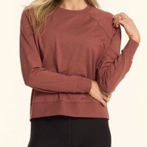 Vuori Long-Sleeve Halo Crew
Women's Pullover in color Rosewood Heather